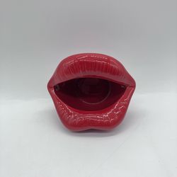 Sexy lips ashtray
