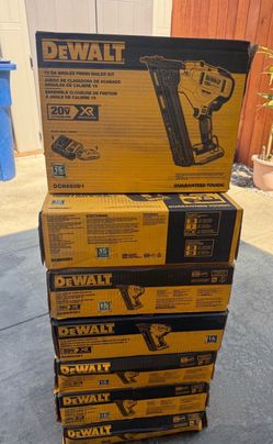 15 GA Angled Finish Nailer XR + 2ah Battery + charger Dewalt 20V