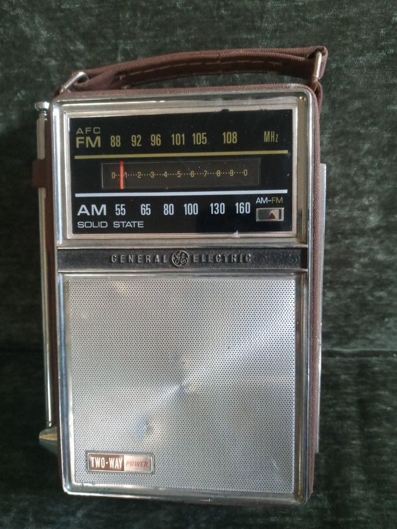 Vintage GE General Electric 1950s Two Way Portable AM/FM Transistor Radio