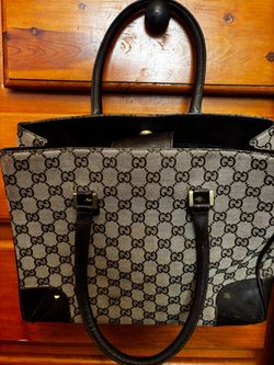 Cute medium/large purse in decent condition.