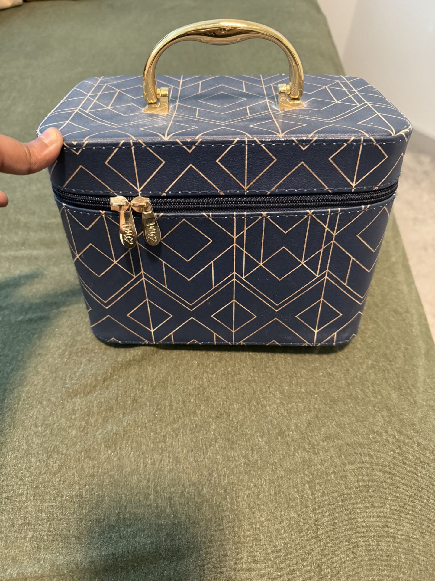 Make up storage box