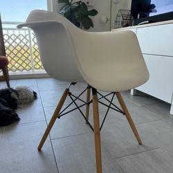 Eames Dupe Molded plastic Armchair White