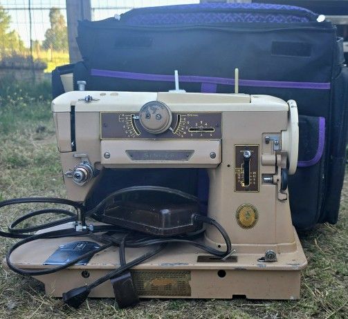 Singer 401A Plus Rolling Case