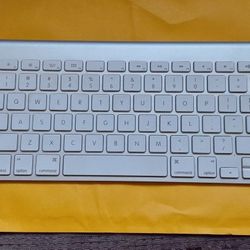 Apple Wireless  Keyboard - White  Mint condition

