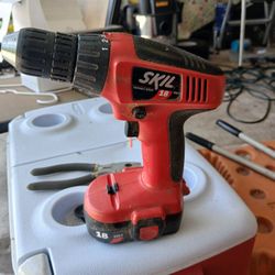 SKIL 18V AND 12V VARIABLE SPEED Cordless Drill W/batteries