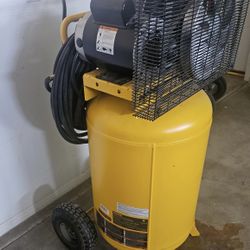 DEWALT 30 Gal., Max 175 psi Electric Vertical Portable Air Compressor with 200ft hose, quick release 