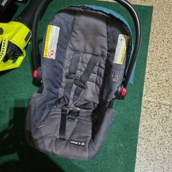 HELLO I HAVE FOR SALE SOME BABY ITEMS FOR A GREAT PRICE