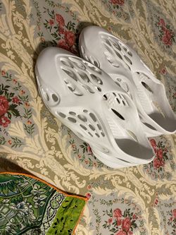 yeezy foam runner Size 11