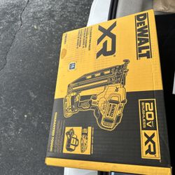 DEWALT 20V MAX XR 16-Gauge Electric Cordless Angled Finishing Nailer Kit