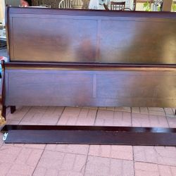 Camade Madera  King Size  No Colchónes  $80.00