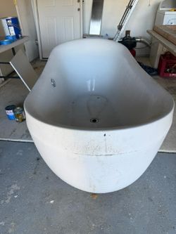 Standalone acrylic tub
