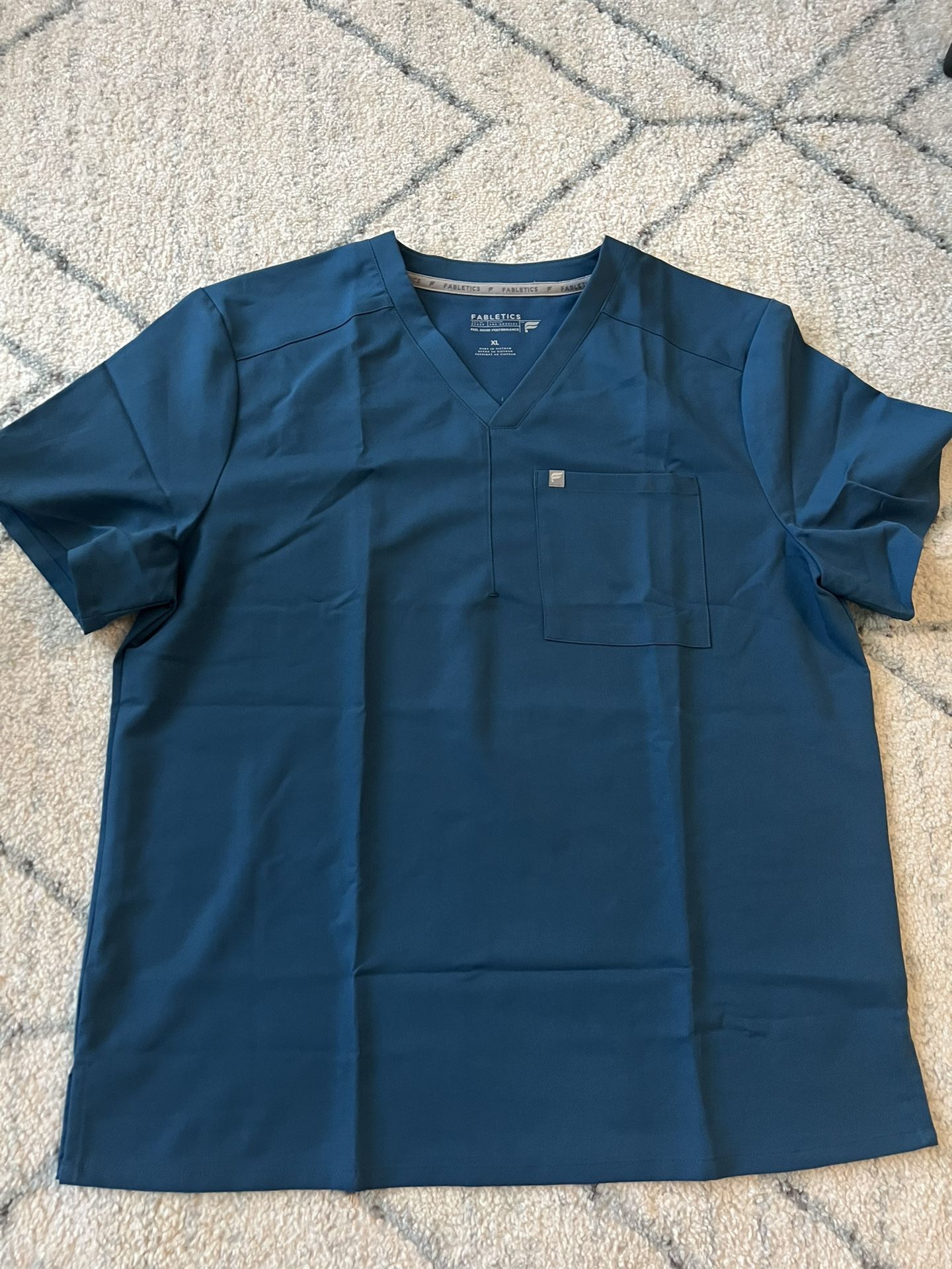 Fabletics Men’s Helix 1 - Pocket. Scrub Top. Caribbean Blue Brand New