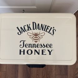 Jack Daniels Cooler With Blue Tooth Speakers 54 QT.    NEW