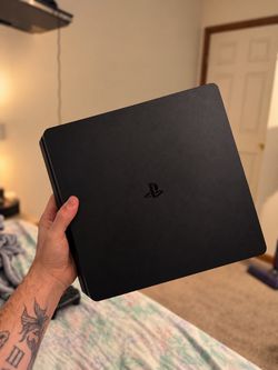 PlayStation 4 (Like New)