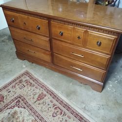 6 Drawer Maple Wood Dresser.