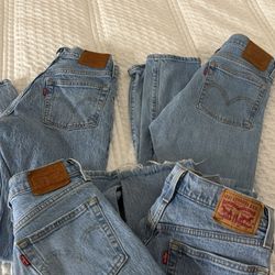 Women’s Levi’s Size  23 And 24