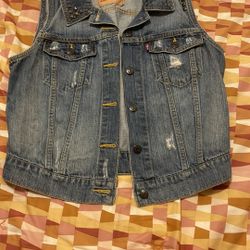 Levi's Blue Denim Vest with Studded Shoulders size medium 