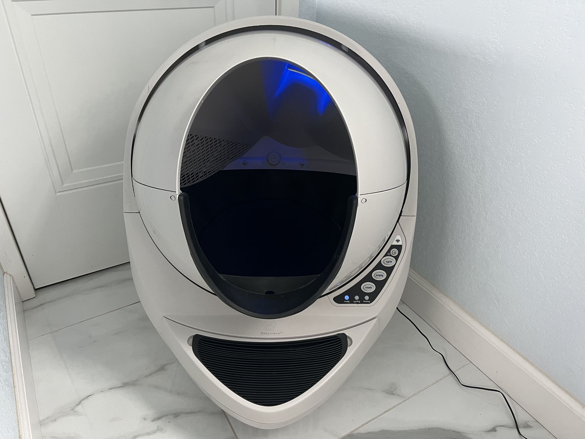 Whisker Litter-Robot 3 Connect - WiFi Enabled Automatic Self-Cleaning Cat Litter Box, White