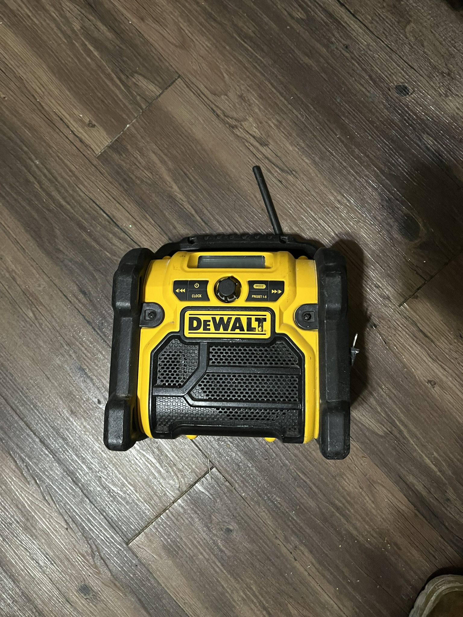 The DeWalt DCR018 is a 12v-20V MAX compact worksite radio that can be powered by an AC power cord or a DEWALT 18-Volt or 12-Volt/20-Volt Max battery p