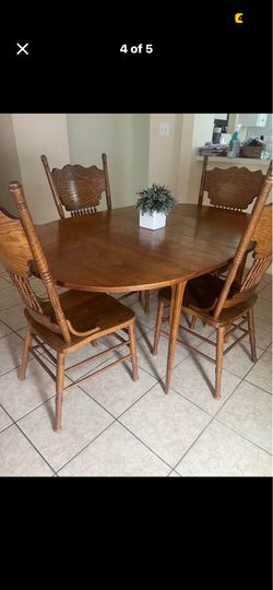 Dining room table with 4 chairs and 3 leaves