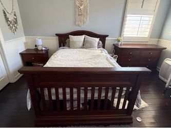 Bedroom set Bonavita - Full Size convertible crib/bed- Excellent condition