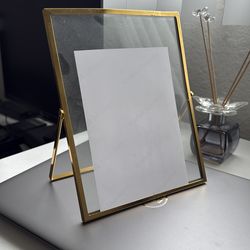 Floating picture frame