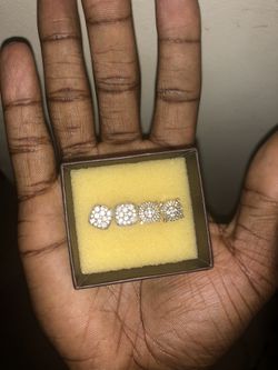 2 Kt Dimond Stud Earrings