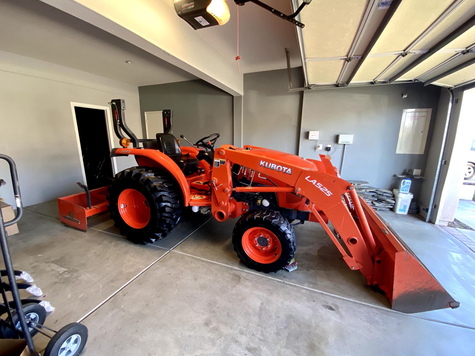 2016 KUBOTA Tractor L2501 with LA525 Loader with bucket and scraper for Sale in Fontana, CA