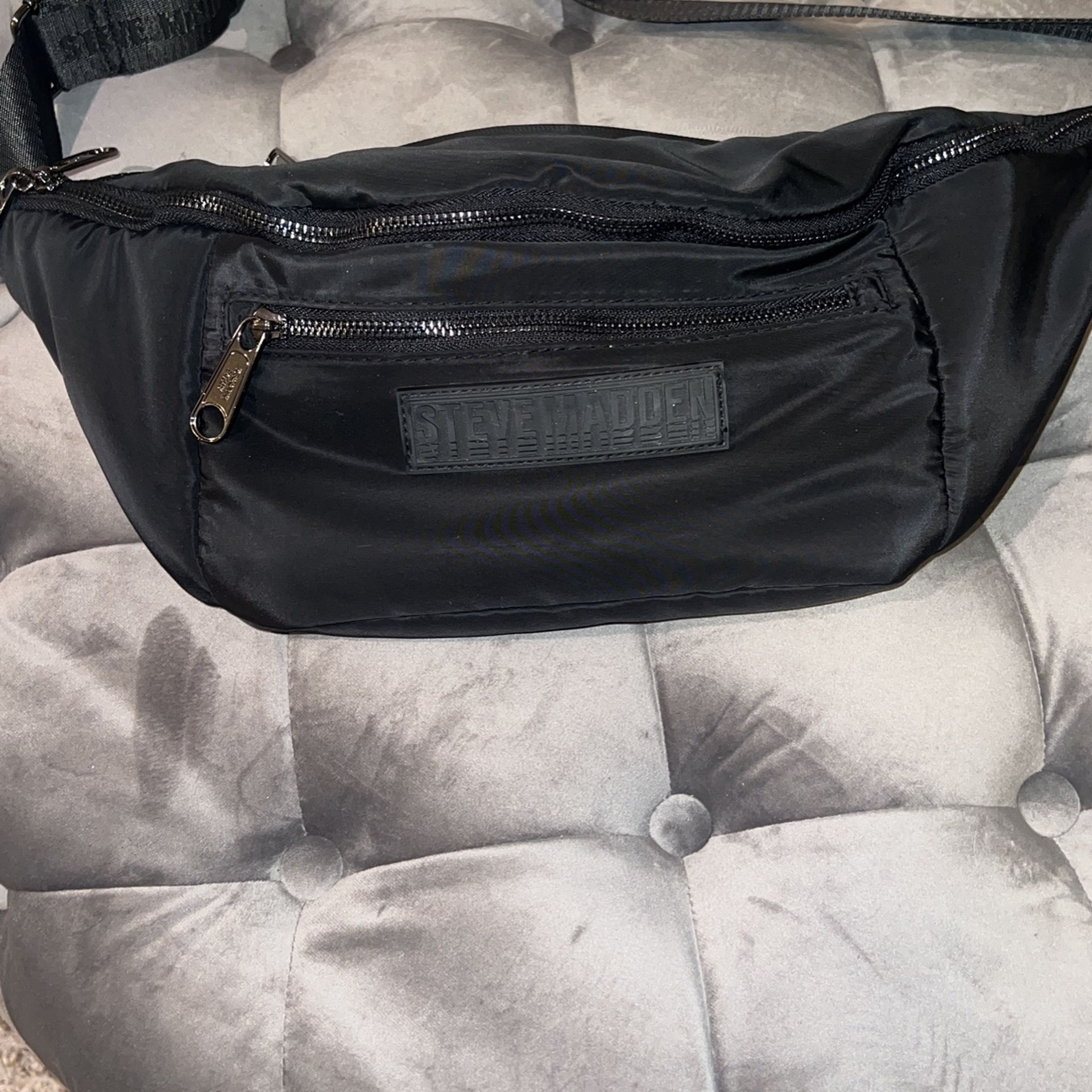 Steve Madden Large Crossbody Fanny Waist Bag Black