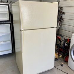 #60 Amana Fridge With Top Freezer. 21 Cu Ft.