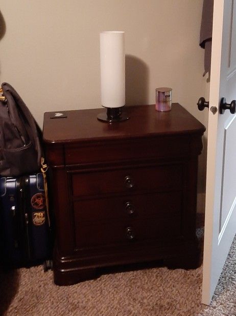 Selling Fairly New Solid/ Heavy Queen Bedroom Set