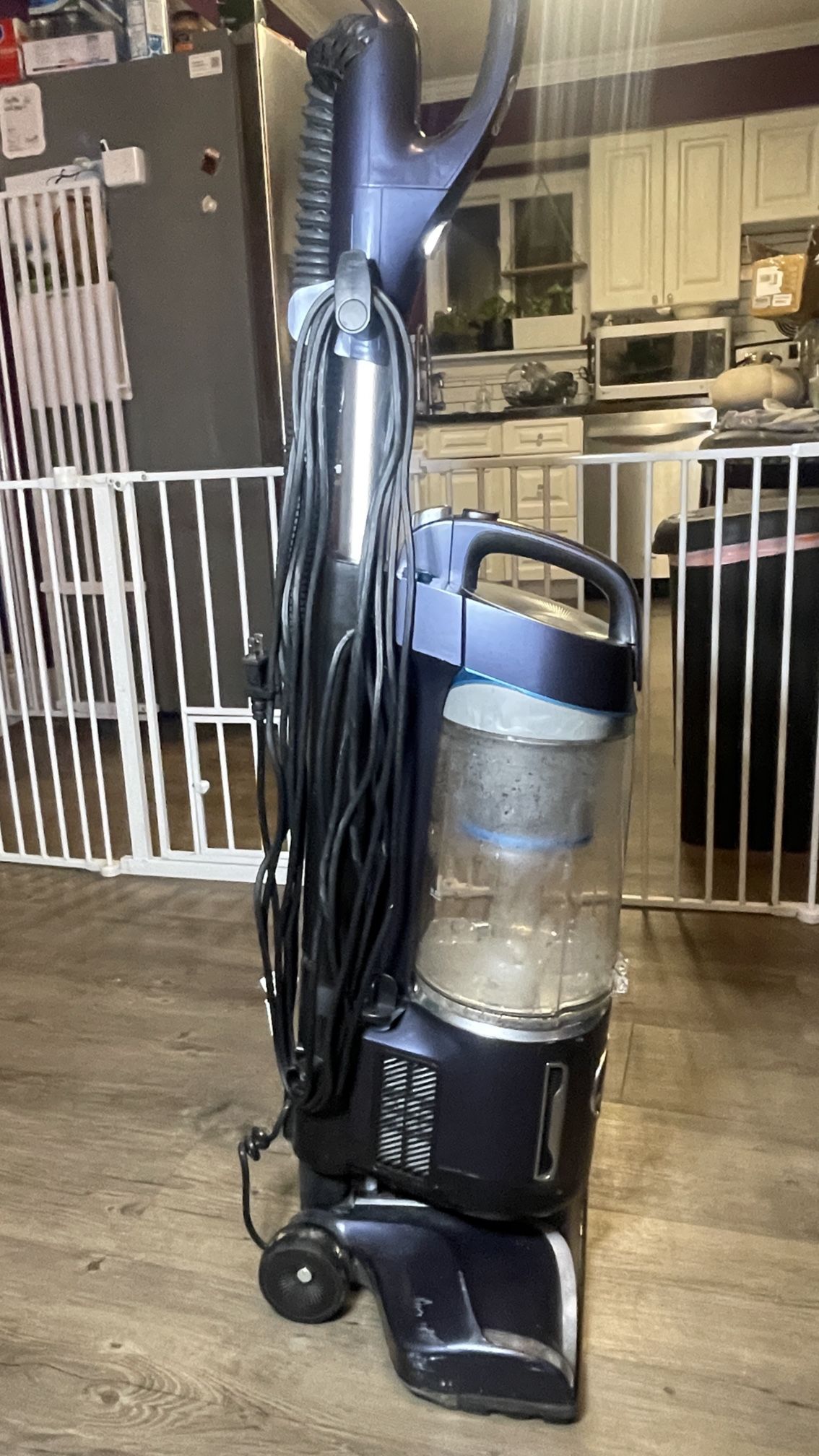 HOOVER” React Powered Reach Premier-Up Right Vacuum