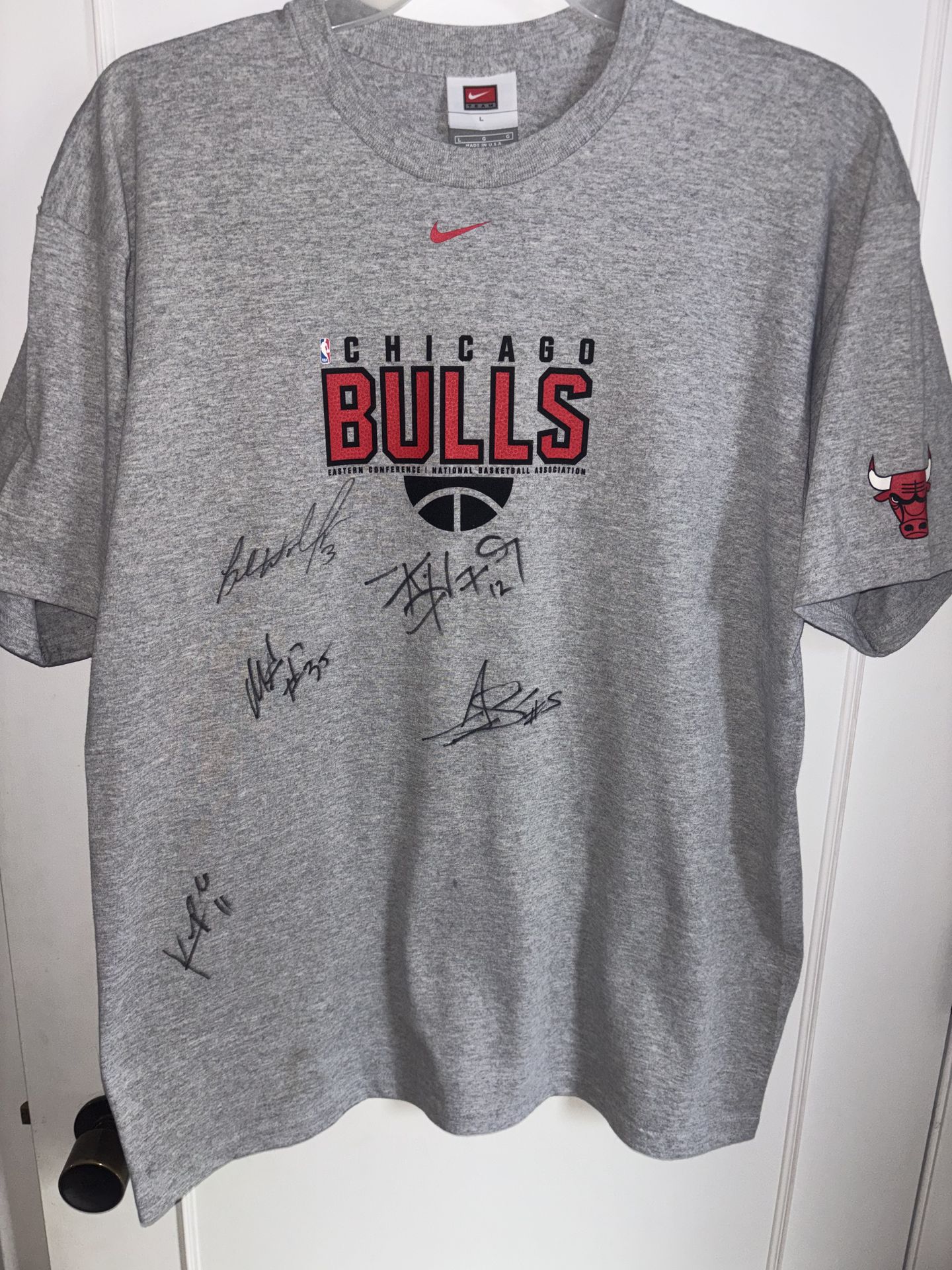 Chicago Bulls Nike t-shirt with 5 player’s signatures from 2006/07 season . Size L/XL