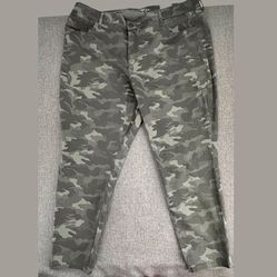 Style & Co Skinny/Curvy‎ Camo Pants 24W Plus Mid Rise Tummy Control Curvy Fit