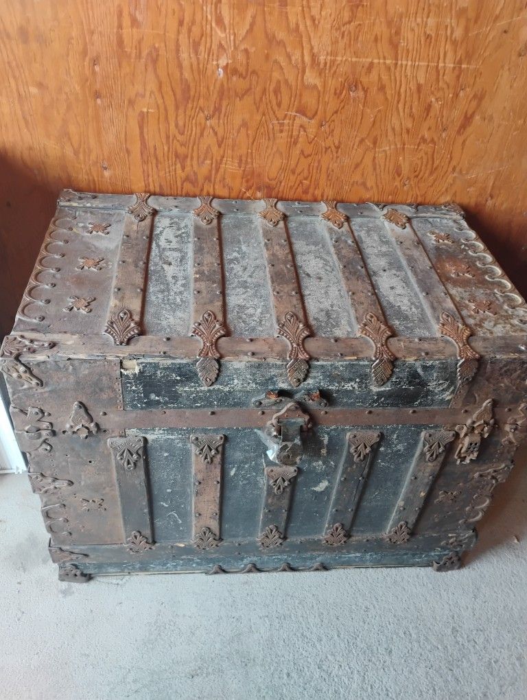 early 1900 well used trunk Looking for a new home