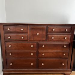 Vaughan Bassett Dresser Master Dresser