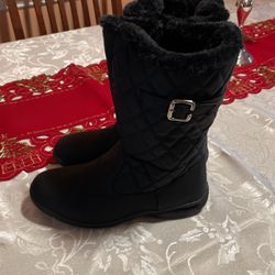 Women’s Snow Country Boots. Fairly New