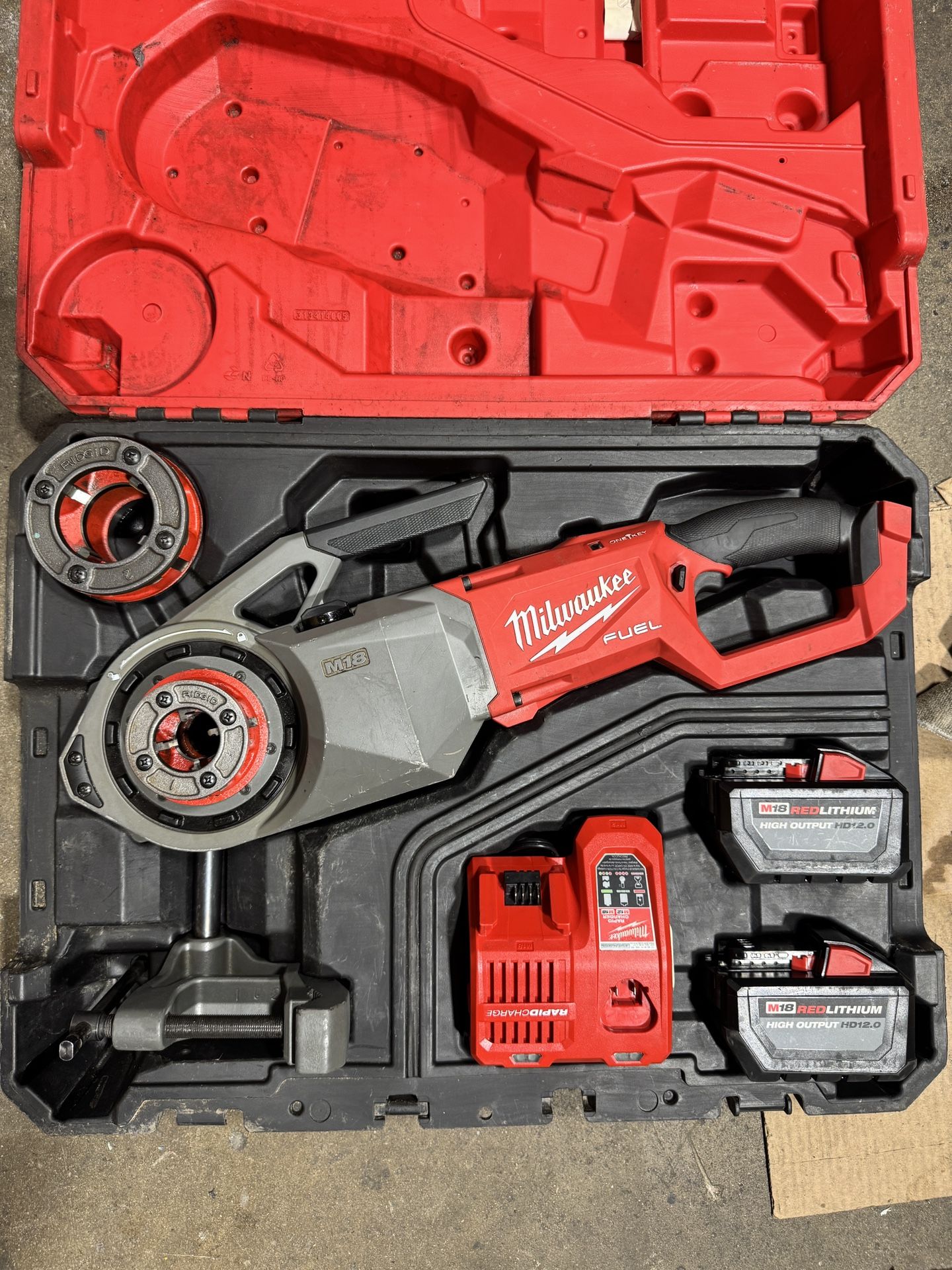 Milwaukee M18 Fuel Cordless Brushless Pipe Threader Kit w/(2) 12.0Ah Batteries, 2 in & 1 in Alloy NPT Aluminum Die Head