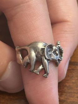 925 Stelring Silver Ring Size 4   Very Cute V22 2.44g Scrap Damaged elephant 