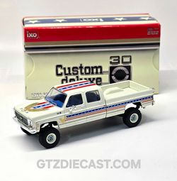 IXO Model 1:64 1976 Chevrolet Custom Deluxe K30 Fleetside 250th Anniversary Edition – White