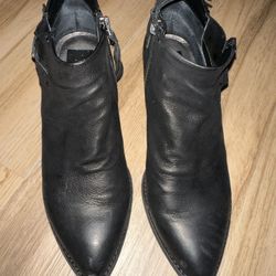 Dolce Vita Sierra Black Ankle Boots Sleek Minimalist Style