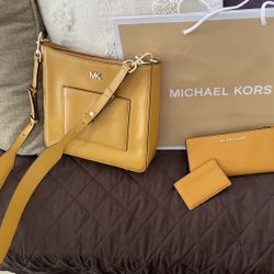 Authentic Michael Kors Leather Crossbody Bag With Matching Wallet & Card Holder (Like New) 