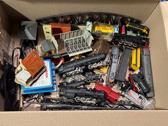 Model Train Set Lot with Buildings and Accessories
