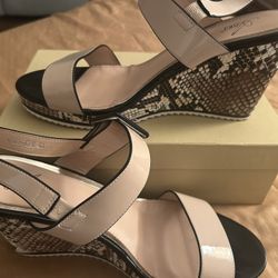 Women’s Wedge Snake Print sandals. Size 9
