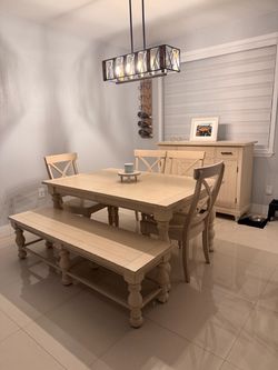 Light natural wood / weathered beige Style: Rustic farmhouse / country Condition: Very good condition — clean and well maintained