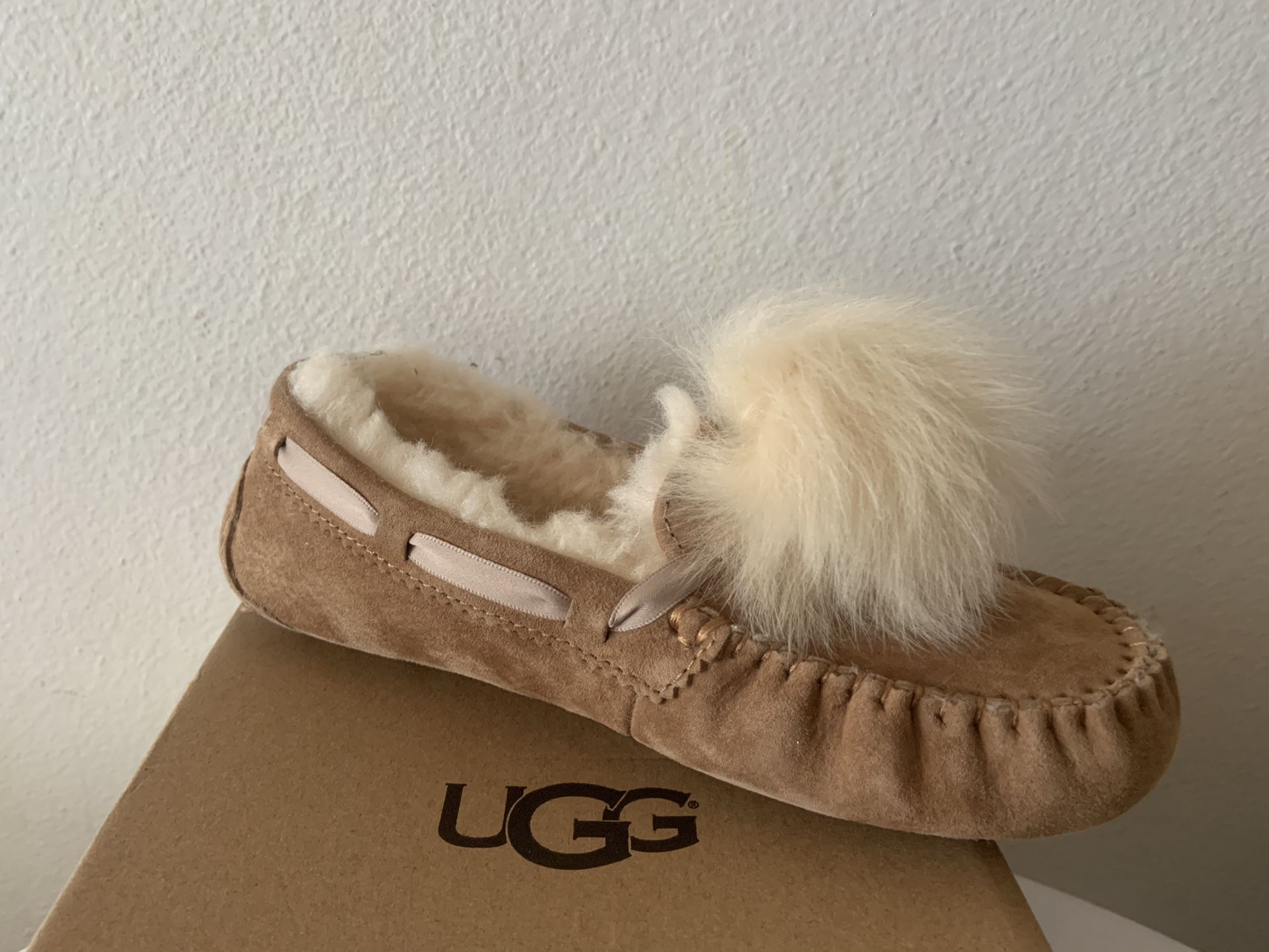 UGG Women's Dakota Pom Pom Slipper