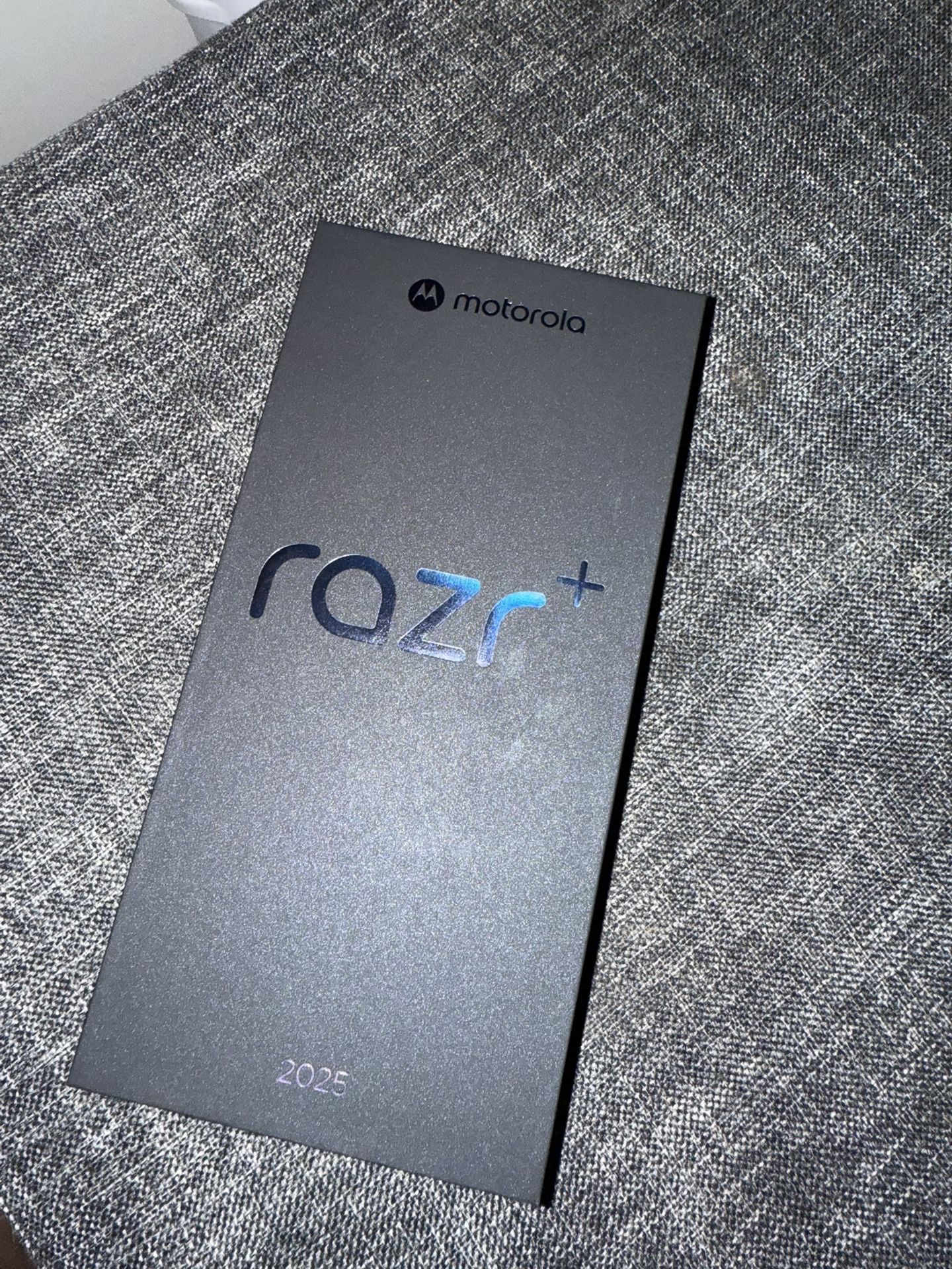 Motorola Razr + 2025 (Hot Pink)