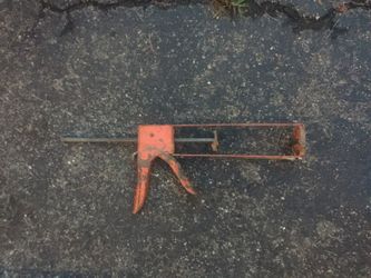 Calk gun