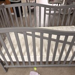 Gray Wooden Crib/Toddler Adjustable Bed