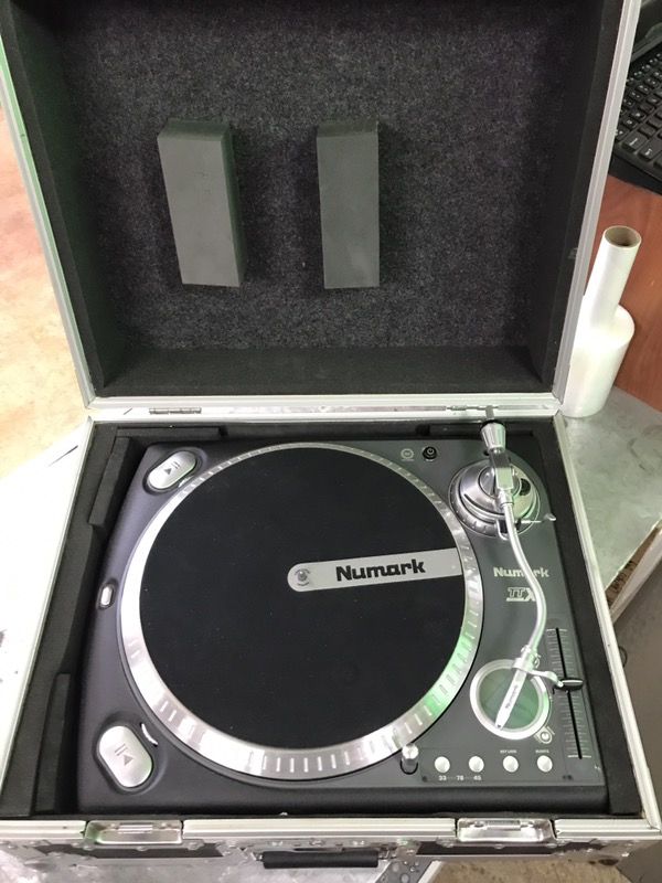 Numark TTX1 turntable with needle and case
